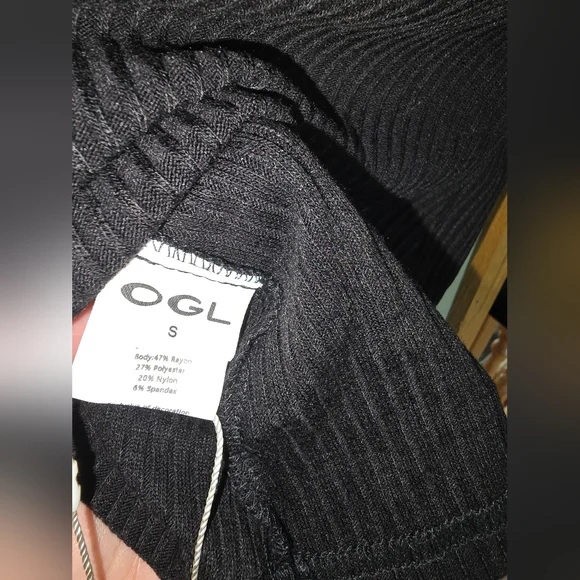 OGL Ribbed Everyday V-Neck Top - Picture 4 of 4